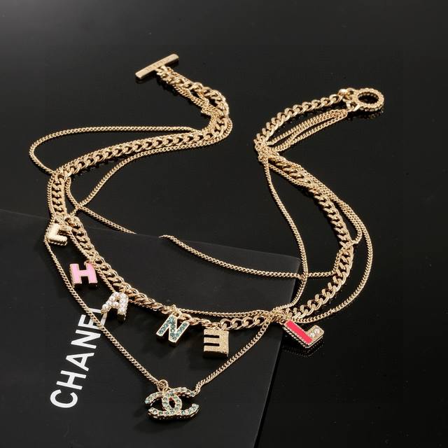 Chanel 小香项链，高端品质，专柜同材质，做工精致细腻，重工版本，多层链条设计，简约大方温文尔雅，特别温柔。经典双C上点缀着施华洛世奇水钻，Blingbli