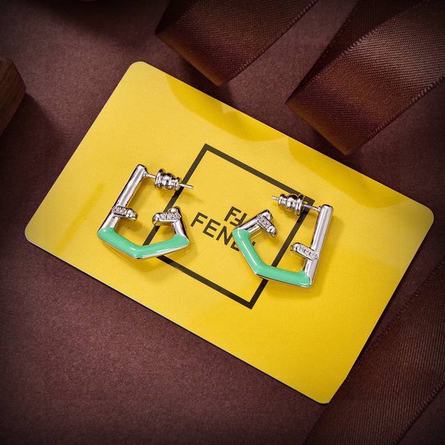 新品Fendi 芬迪 Logo耳环 高端定制 爆款新款 简单大方 华丽登场 ，很难见到如此熟悉 素雅的耳钉，精致 非常适合日常搭配，宝宝们，这个绝对值得入