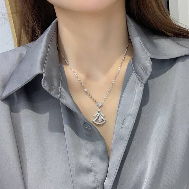 205265 我们出品 彩钻小裙子项链 Zp260 000+ 可订做18K真金真钻版，只做对版真金货，价询客Fudivas’Dream系列项链体现意式优雅魅力，