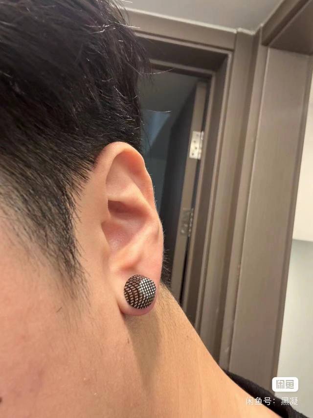 巴黎世家 Balenciaga 耳钉 简单大方 大牌金质感饱满 ，搭配衣服超好看 ！！