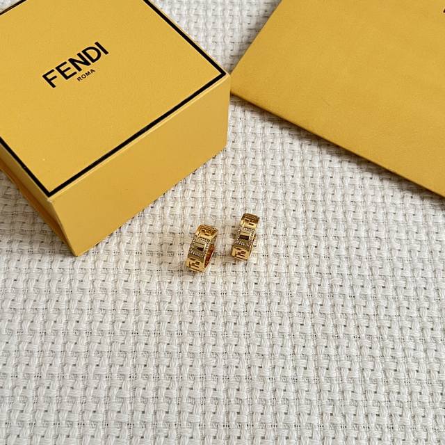 Fendi 芬迪 高端定制 爆款新款 简单大方 耳钉 华丽登场 ，很难见到如此熟悉 素雅的耳环，非常适合日常搭配，宝宝们，这个绝对值得入