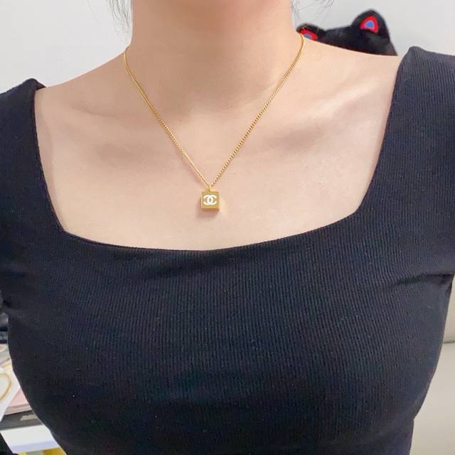 香奈儿Chanel最新款双C厚金黑白双面项链正方形18K精钢保色超个性，百搭款特别特别赞，整体细节非常令人惊喜，设计感十足，不仅带出个人自信及品味，款式典雅而时