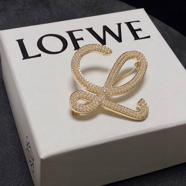 Loewe罗意威的设计真的很厉害，非常的艺术！它的Logo就是最美的艺术！ 金色线条花罗意威胸针 百搭实用款 细节处理的非常细腻光滑