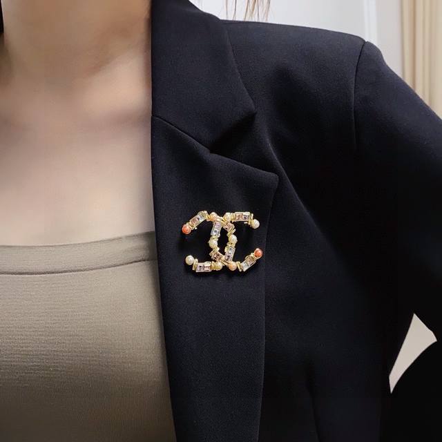 Chanel小香 专柜新款同步珍珠钻香奈儿胸针，是最懂女人的饰物。那些倾注了全部心血去做自己的女人，往往更珍惜胸针的意义。香奈儿女士把胸针别在帽子上，并告诉那些