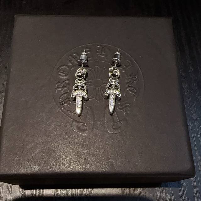 新款 专柜品质 Chrome Hearts 克罗心宝剑镶钻耳钉 进口电镀工艺 精工 ～正品开模潮流时尚必备 男女均可佩戴 情侣款同款 摇滚朋克泰银风格 复古元素
