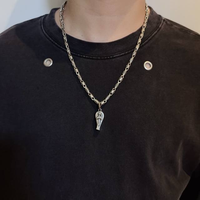 新款 专柜品质 Chrome Hearts克罗心经典复古十字架项链，宝剑哨子吊坠 凹凸造型不同的花纹设计风格 呈现出与众不同 十字架 童军花是克罗心的志 所以更