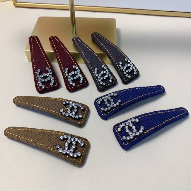 Chanel小香Chanel发夹满钻Logo压夹Bb夹边夹日常精致小单品 气质百搭小仙女必入单品 宝藏款 闭眼入推荐款 一对