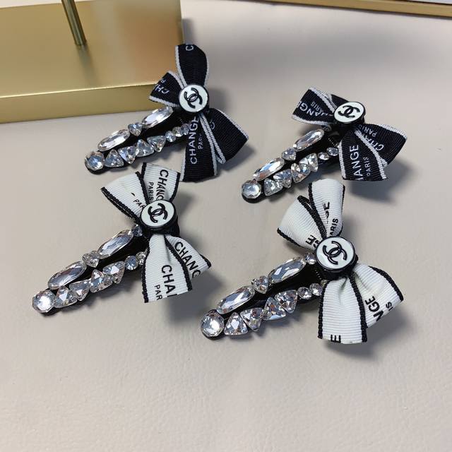 Chanel小香Chanel压夹织带蝴蝶结Logo压夹边夹日常精致小单品 气质百搭小仙女必入单品 宝藏款 闭眼入推荐款 一对