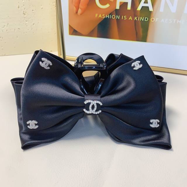 Chanel小香Chanel发夹绸缎蝴蝶结珍珠Logo抓夹气质百搭日常精致小单品 小仙女必入单品 宝藏款 闭眼入推荐款 单个 配发箍盒