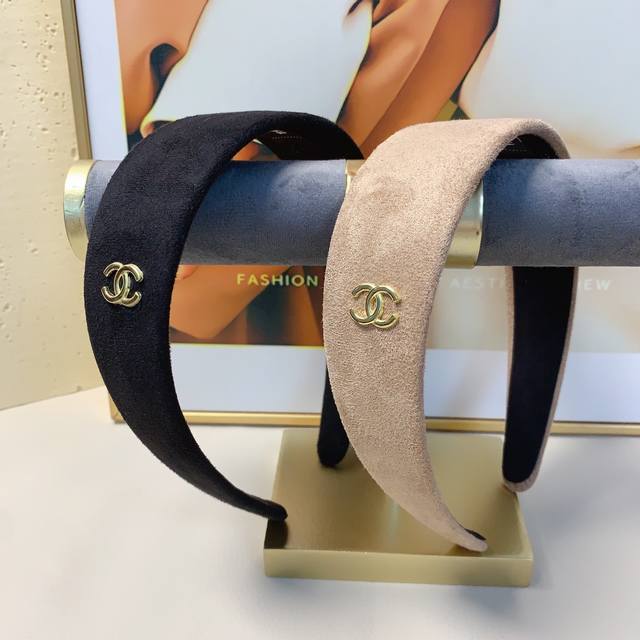 Chanel小香Chanel发箍宽版麂皮绒轻奢风发箍气质百搭小仙女必入单品名媛风十足～宝藏款 闭眼入推荐款 单个