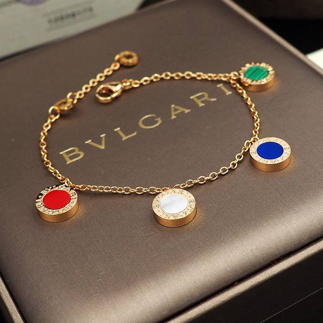 Bv宝格丽精工双面彩贝手链 Bvlgari系列手链以品牌奉为灵感来源的罗，镶嵌红玉髓、青金石、孔雀石和珍珠母 叠戴也是非常美。
