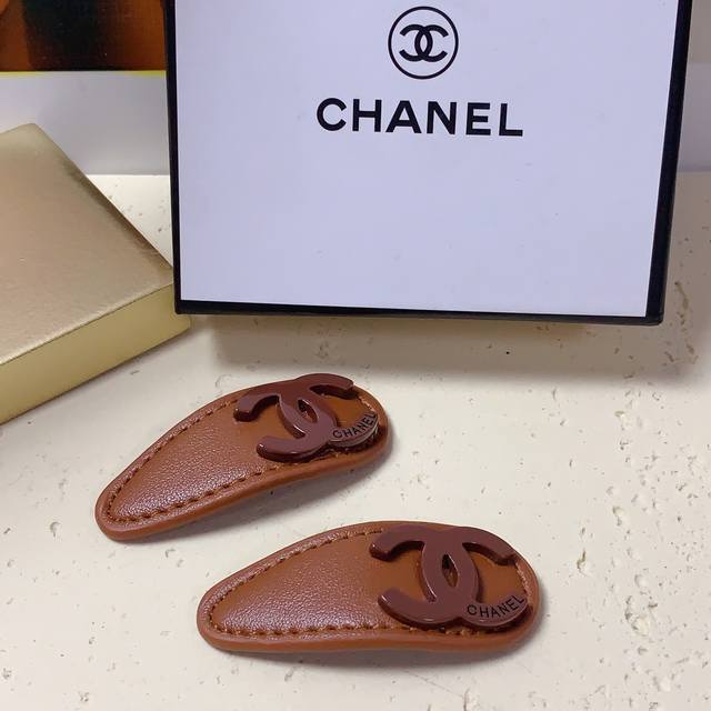 Chanel小香小羊皮 Logo压夹边夹日常精致小单品 气质百搭小仙女必入单品 宝藏款 闭眼入推荐款 一对