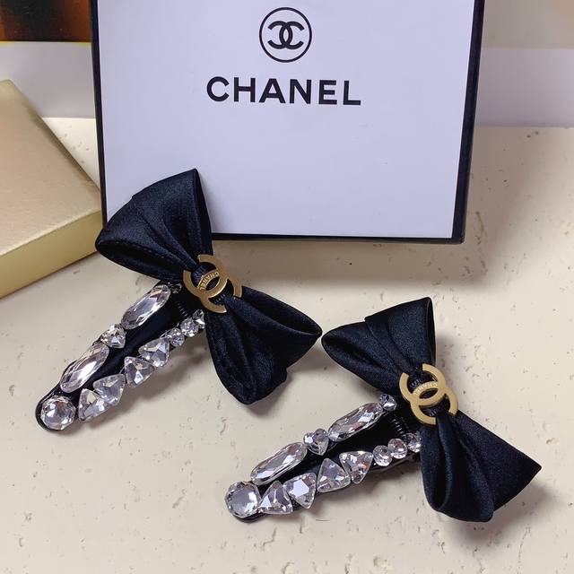 Chanel小香压夹蝴蝶结钛钢满钻 Logo压夹边夹日常精致小单品 气质百搭小仙女必入单品 宝藏款 闭眼入推荐款 一对