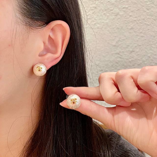 Chanel香奈儿 中古 字母 耳钉小香家的款式真心无需多介绍每一款都超好看，精致大方，非常显气质