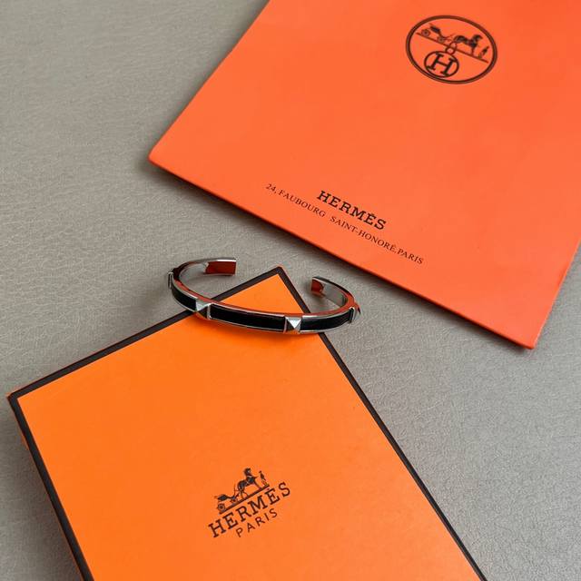 Hermes爱马仕 手镯，这款手链设计非常精致，高级 上手效果超级好看，一丝点缀很温柔得开又不失雅典高贵气质。