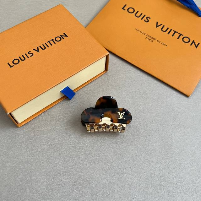 独家上新Lv 拆包Vintage纯手工打造中古发夹 用Lv包包裁剪出来的小发夹，喜欢中古系列的宝宝不要错过 质量也是正品极，一入中古深似海 字母走向啥的不可能每