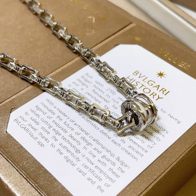 宝格丽项链V金材质 Bvlgari宝格丽 Divas‘ Dream 系列 品相完美，细节无敌，那种独特的色泽完全无可挑剔，再缀以经典指环外形设计，简约之余却又优