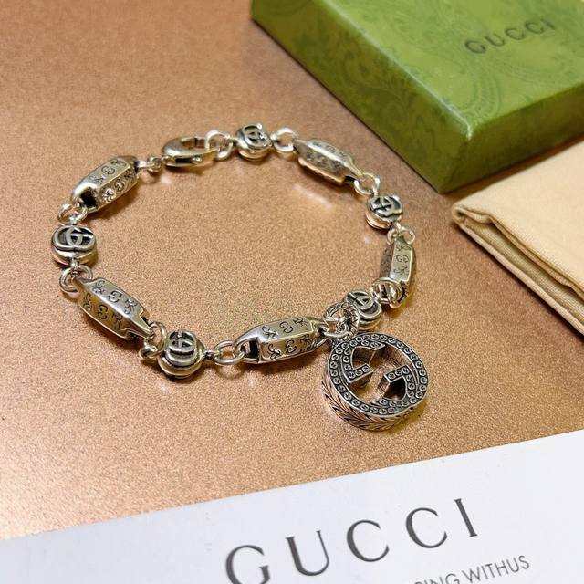 新出炉 Gucci古驰手链最新款的经典款 精致无论款式 质感 都是绝对的顶尖Feel 只要看一眼就懂了 原版Logo 超 Nice 搭配衣服最佳的选择，男女同款