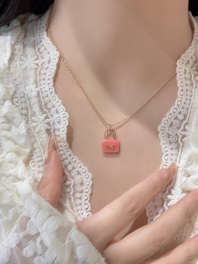 250190 我们出品 粉色康康项链 ，可订做18K真金真钻版，只做对版真金货，价询客Fu，Pk市面各种金货2004年推出的珠宝系列“Amulet”与浓缩的爱马