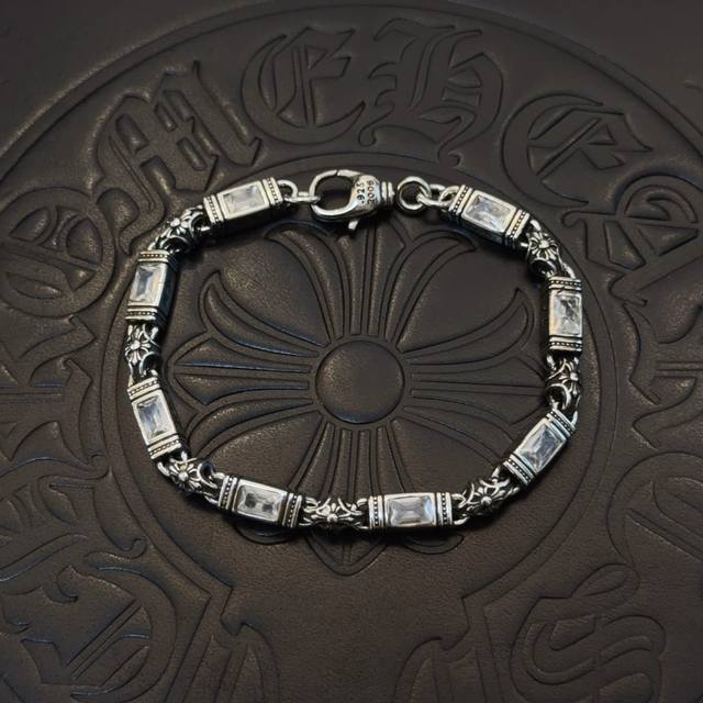新款 专柜品质 Chrome Hearts克罗心多元素白钻十字架手链 快手 Ins 小红书热门 凹凸造型不同的花纹设计风格呈现出与众不同 十字架童军花是克罗心的
