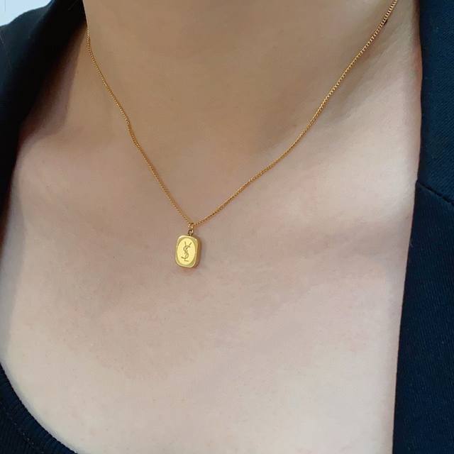 最新款Ysl 圣罗兰字母细项链尾标带Logo原装14K进口精钢保色材质 Yves Saint Laurent 创立于1961年 优雅抽象大胆别致的设计风格使它成