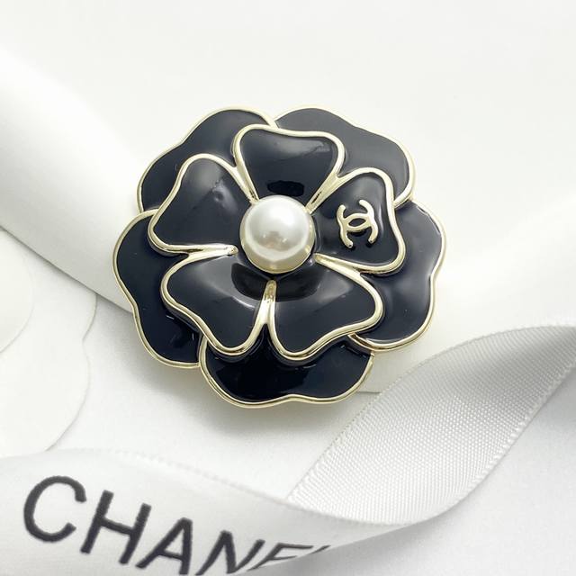 今日新款 编码A789 0257820香奈儿胸针热销爆上新Chan 25 黑色山茶花胸针黑釉花瓣珍珠花蕊，黑金配色显贵气，珍珠点缀又添温柔滴油立体造型非常有质感