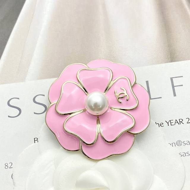 今日新款 编码A789 0257820香奈儿胸针热销爆上新Chan 25 粉色山茶花胸针粉釉花瓣珍珠花蕊，立体的山茶花造型，珠光粉色的质感像是把清晨沾着露水的山
