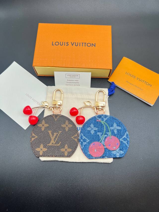 新品 M02830 对版兰色眼睛 Louis Vuitton 路易威登Lv X Tm Cerise Lv Mini Mirror 樱桃化妆镜子包饰钥匙扣挂件 路
