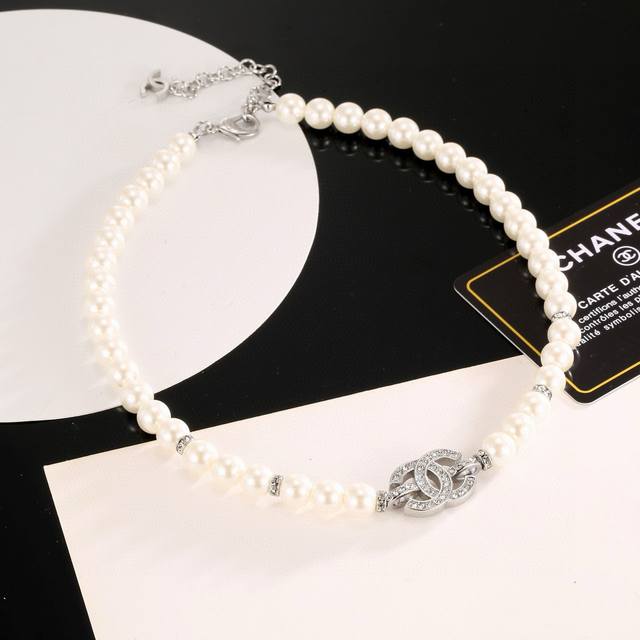 Chanel 香奈儿珍珠项链，高端品质，专柜同材质，做工精致细腻，重工版本，简约大方温文尔雅，特别温柔。经典双C上点缀着施华洛世奇水钻，Blingbling的超