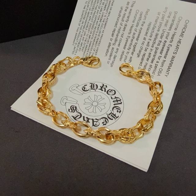 新款 专柜品质 Chrome Hearts克罗心 黄金色十字架手链 ，凹凸造型不同的花纹设计风格呈现出与众不同 十字架童军花是克罗心的标志 所以更经久不衰 正品