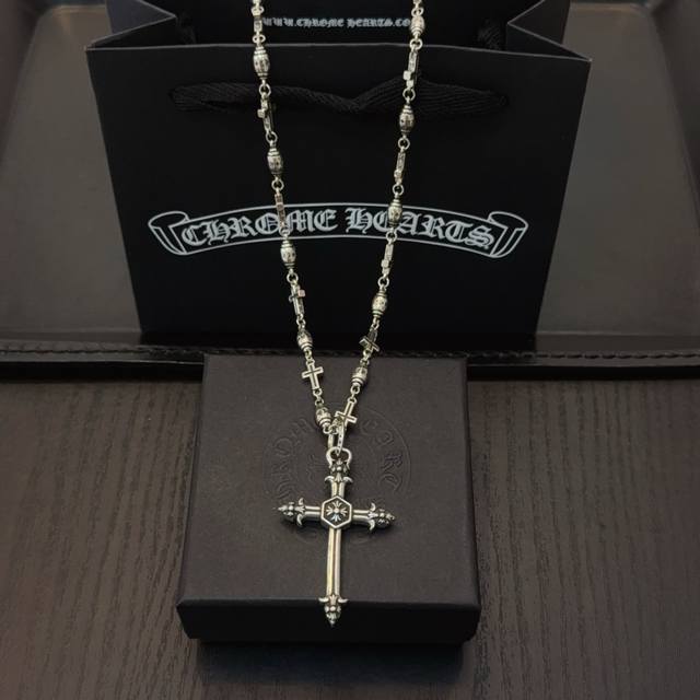 新款 专柜品质 Chrome Hearts克罗心经典复古十字架项链，十字加吊坠 凹凸造型不同的花纹设计风格 呈现出与众不同 十字架 童军花是克罗心的志 所以更经