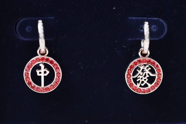 Swarovski Alea 红色满钻 “发财 红中”耳钉 迷的人首饰绚夺丽目，专为贺庆中国新年到的来而设计P温的暖镀玫金瑰色调让设栩计栩如生，红的色仿水晶环圆