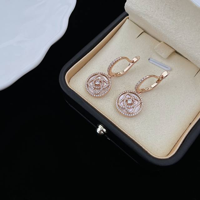 De Beers 戴比尔斯 的Enchanted Lotus系列，顾名思义，该系列灵感源自莲花，以密镶美钻围绕中心爪镶单颗圆形明亮式切割钻石，勾勒出莲花图形，搭