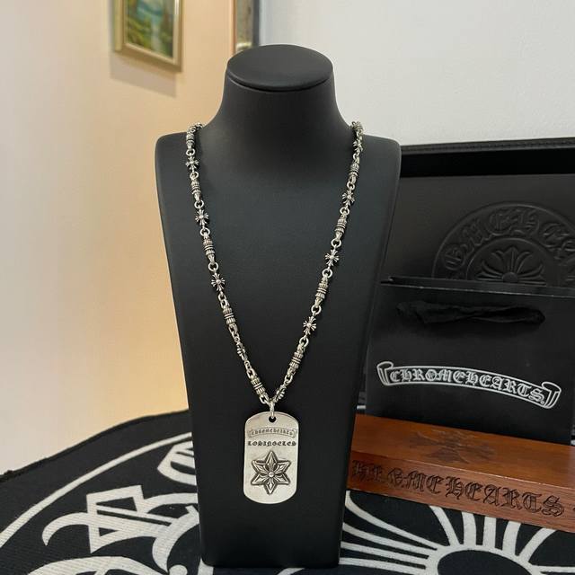 新款 专柜品质 Chrome Hearts克罗心 经典复古字母项链 军牌五星花吊坠 凹凸造型不同的花纹设计风格 呈现出与众不同 十字架 童军花是克罗心的志 所以