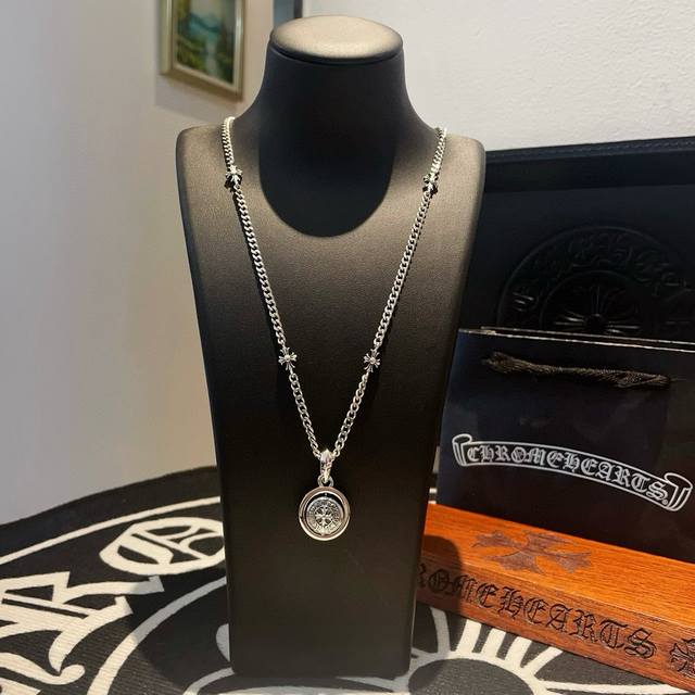新款 专柜品质 Chrome Hearts克罗心经典复古十字架项链 马蹄印十字花吊坠 凹凸造型不同的花纹设计风格 呈现出与众不同 十字架 童军花是克罗心的志 所