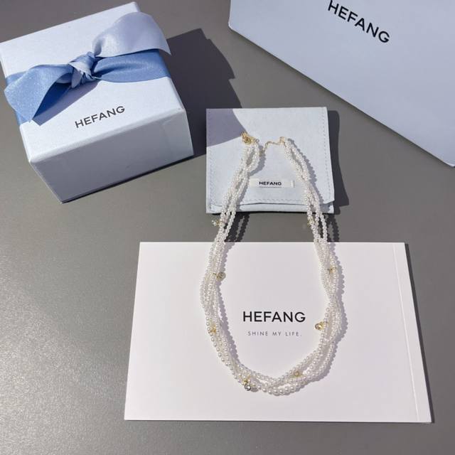 我们出品 Hf麻花珍珠项链 Z 1690，绝美三层缠绕编织珍珠项链！超级精致的一款珍珠项链！新年独家必备三层链条缠绕交织，赋予穿搭别致趣味，编织出浪漫的法式氛围