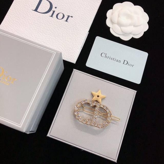 Dior Cd字母发夹 新款现货即发 爆款随时断货复古风格 时尚 造型设计很漂亮专柜材质