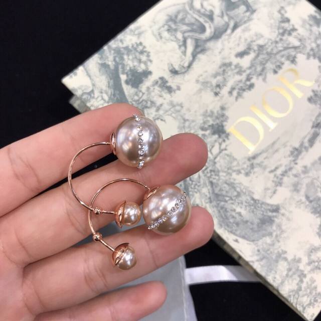 Dior 迪奥 Cd耳钉 年专柜新款上市 美得不要不要的 唯美 浪漫 人手必备款 火爆小红书 精选Z批一致材质搭配纯银针．