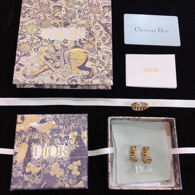 戒指 、耳钉 Dior 迪奥Cd耳钉，戒指美得不要不要的 唯美 浪漫 人手必备款 火爆小红书 精选Z批一致材质搭配纯银针