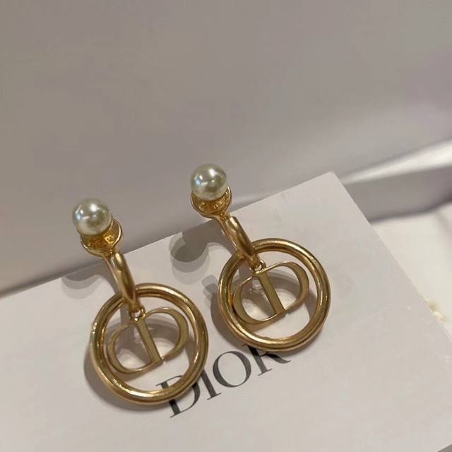 Dior 迪奥Cd耳钉 铆钉前后珠耳环 专柜一致黄铜材质 火爆款出货 设计独特 复古前卫 美女必备 实心 超级有质感 防过敏