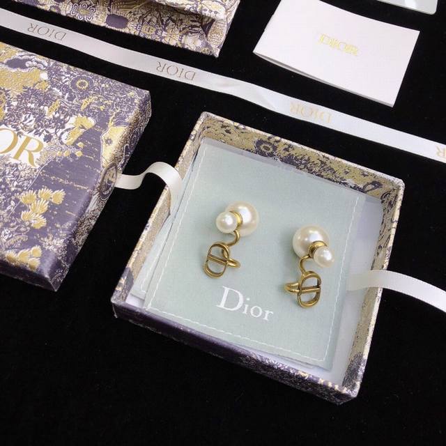 Dior 迪奥 新款 Cd耳钉一致专柜品质，黄酮材质，百搭时髦值得入手