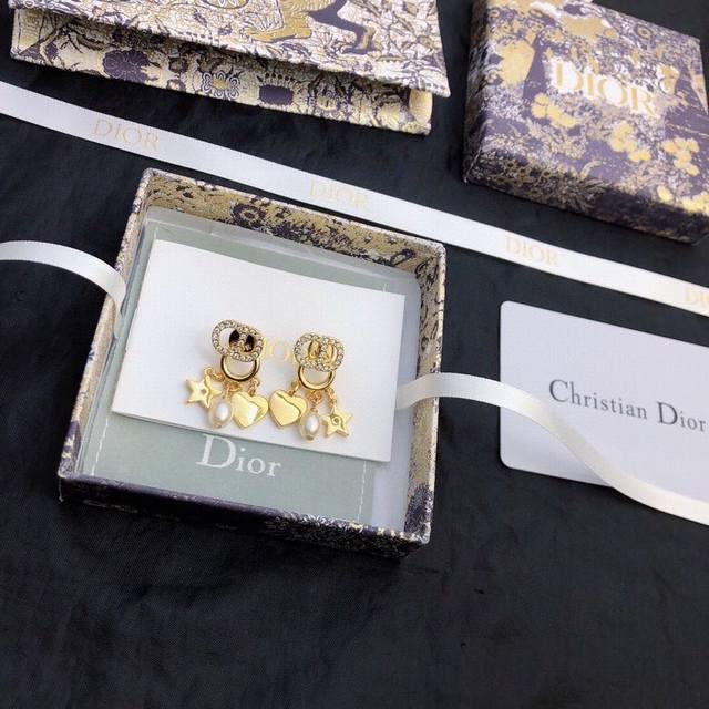 Dior 经典Cd耳钉 925纯银耳针 专柜材质 采用Cd标志 设计独特 高贵的色调随意就能搭配出独具魅力的时尚Style