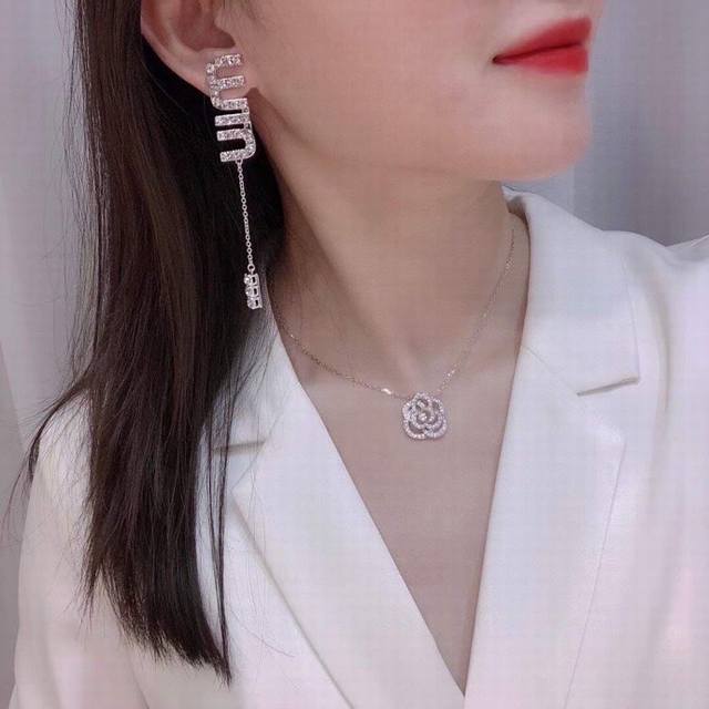杨超越同款大写的美腻～Miumiu 字母耳环手工镶嵌水晶品 牌字母造型，与线条组合。仿若无物、煜煜生辉、戴出别致型格，优雅十足！