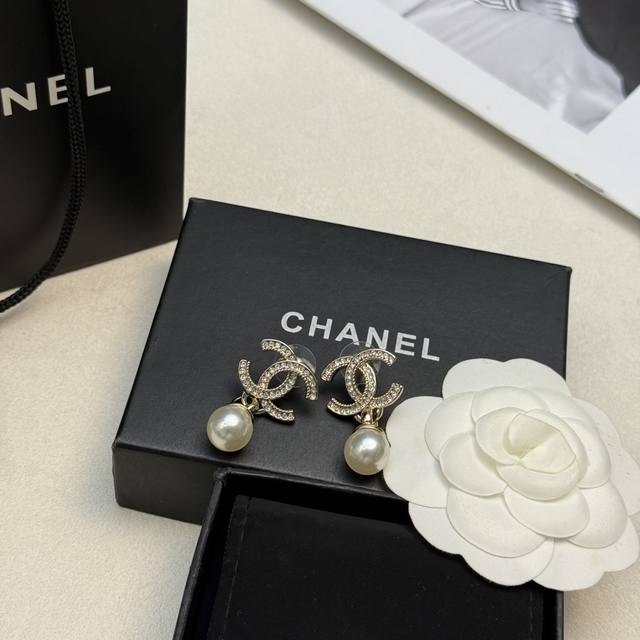 新款代购级别Chanel 小香 珍珠 耳钉 香奈儿早秋款珍珠耳钉 专柜黄铜材质 珍珠 正品热卖爆款 如图代购级别 秒杀市场货