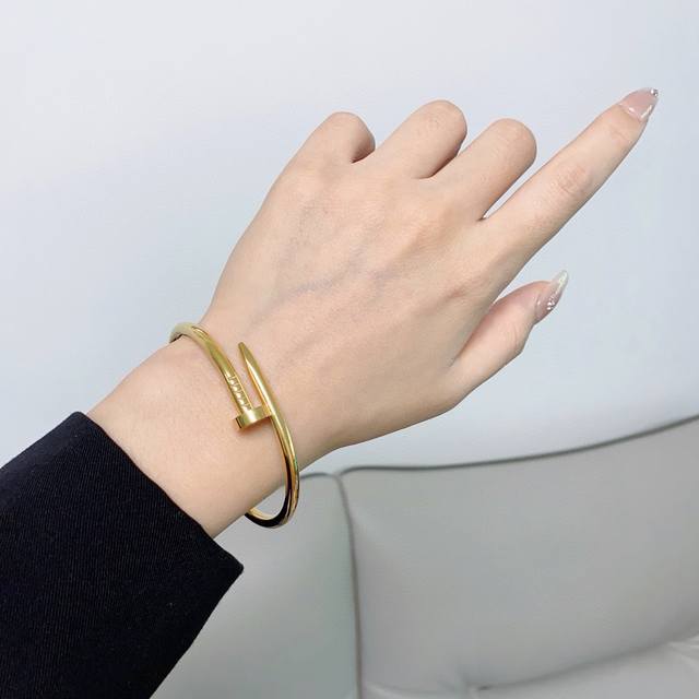 Cartier 卡地亚官网最新发布 高品质厚实火爆无钻钉子手镯进口精工保色18K白金高端定制顶级工艺 专柜Logo刻字清晰 360度无死角！全新设计 更显精致～