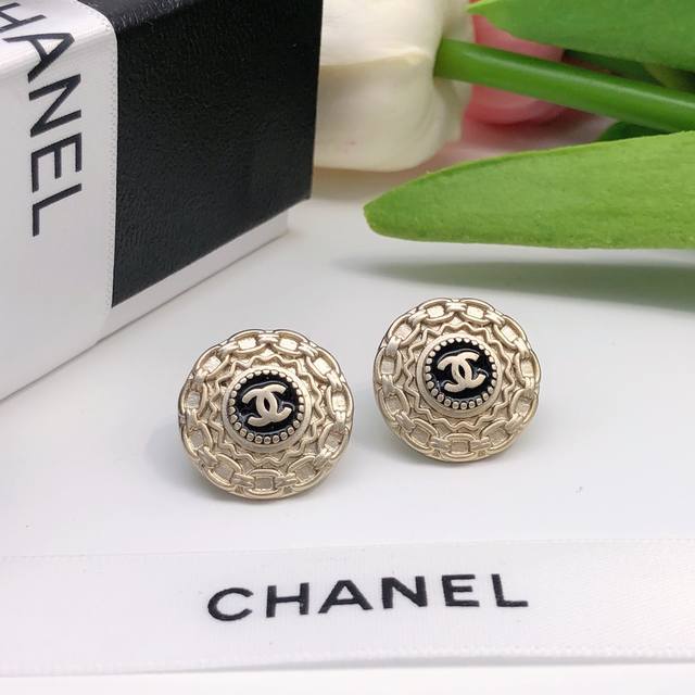 编号Xed0479Chanel 原单新品 小香双C圆形纽扣耳钉 高端品质，专柜1:1开模，专柜原版同黄铜材质！高级925银针防过敏处理，Cnc工艺，细节无可挑剔