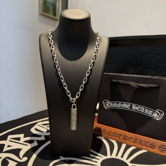 新款 专柜品质 Chrome Hearts克罗心字母项链 童军花圆柱吊坠 凹凸造型不同的花纹设计风格 呈现出与众不同 十字架 童军花是克罗心的志 所以更经久不衰