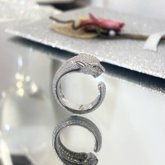 豹子满钻戒指 尺寸678号 是我个人比较喜欢的一个系列，活灵活现的小豹子，形神兼备，炯炯有神的眼神戴上它会觉得威严霸气自带震慑力。-猎豹系列属于高级珠宝款式，任