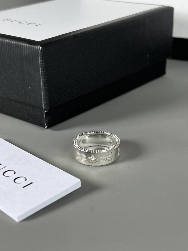 手镯 ，戒指P80。Gucci 白色珐琅 戒指 手镯，复古风格，饰面上雕刻精美图案，上手显精致秀气