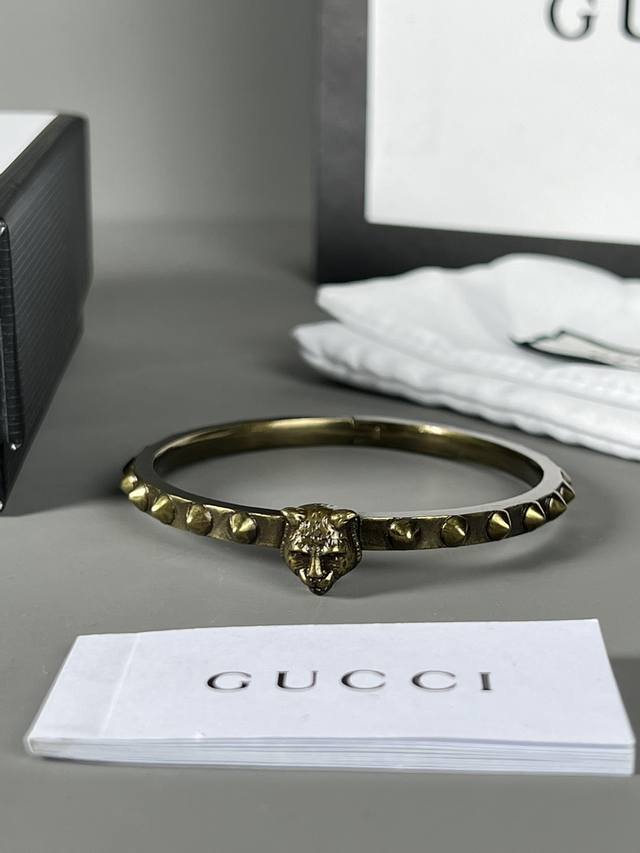 Gucci 豹头 铆钉手镯，非常朋克风、复古色做旧工艺，适叠戴，中性风格